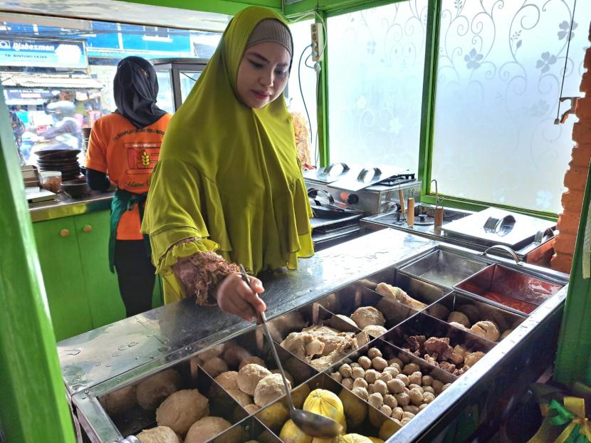 Pemilik Resto MS Sholikhah sedang mengambil bakso selimut kabut. Bakso ini menjadi salah satu menu andalan di restoran yang terletak di Bogor, Jwa Barat ini. .