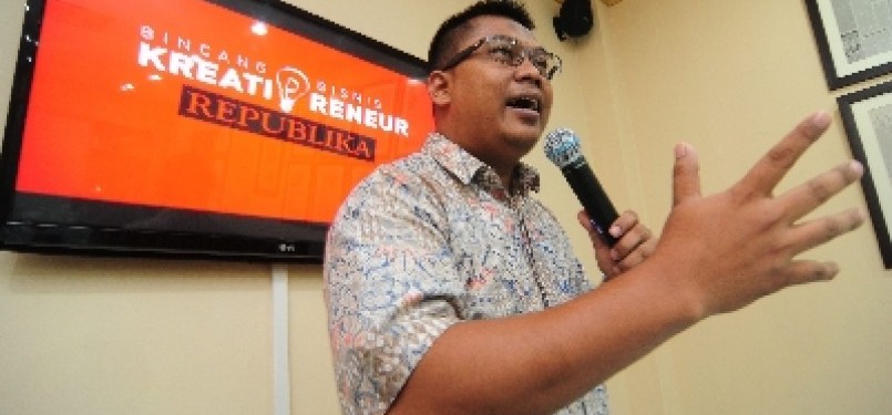 Pemilik Restoran Ayam Bakar Mas Mono, Agus Pramono memberikan materi kewirausahaan kepada peserta Bincang Bisnis Kreatipreneur Republika di Kantor Harian Republika, Pejaten, Jakarta Selatan, Selasa (3/1)