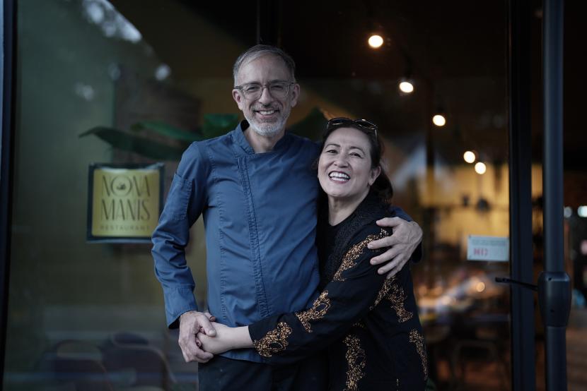 Pemilik Restoran Nona Manis, Renu Lubis (kanan) dan Suaminya sekaligus Chef Nona Manis, Eduard Loebis (kiri).