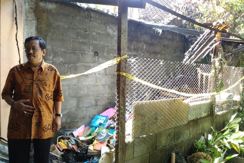 Pemilik rumah menunjukkan bekas kebakaran yang sudah dipasangi police line, Senin (6/2). 