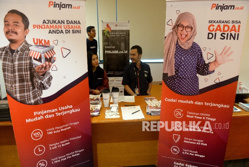  Pemilik Startup memamerkan produknya saat Amvesindo Demo Day 2017 di Auditorium Indosat, Jakarta, Kamis (3/8).