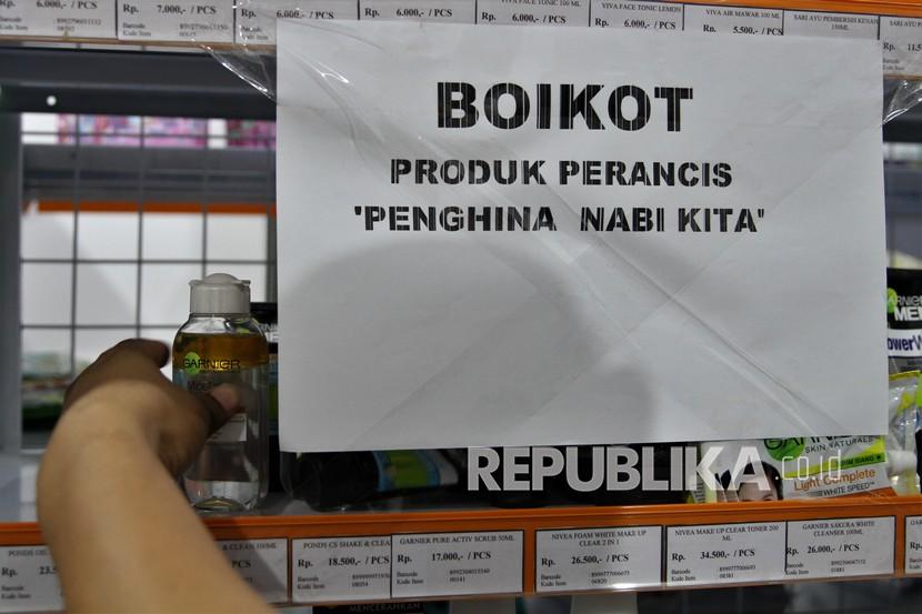 Pemilik swalayan memasang tulisan boikot pada produk Prancis di Kendari, Sulawesi Tenggara, Senin (2/11/2020). Aksi boikot berbagai macam produk Prancis tersebut sebagai bentuk protes dan kecaman terhadap pernyataan Presiden Prancis Emmanuel Macron yang dianggap menghina umat Islam. 