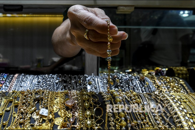 Pemilik toko emas menata perhiasan emas miliknya di Pusat Toko Emas Cikini, Jakarta, Kamis (5/3/2020). 