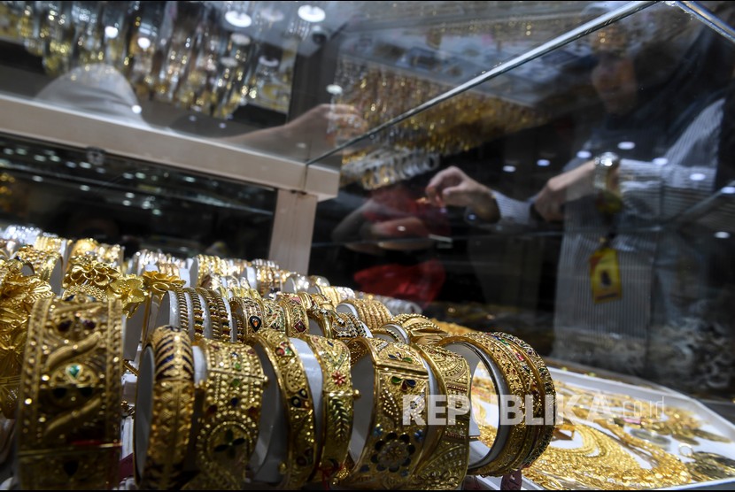 Pemilik toko emas menjual perhiasan emas miliknya kepada calon pembeli di Pusat Toko Emas Cikini, Jakarta, Kamis (5/3/2020).