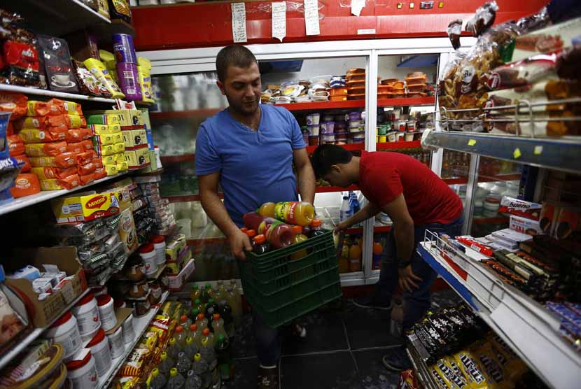 Pemilik toko membuang produk-produk Israel dari tokonya di Tepi Barat, Nablus, Kamis (7/8). 
