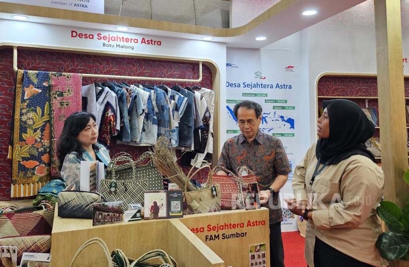 Pemilik UMKM binaan Yayasan Dharma Bhakti Astra (YDBA) menjelaskan produk unggulan kepada Ketua Pengurus YDBA, Sigit P. Kumala (tengah) dan Sekretaris Pengurus YDBA, Ema Poedjiwati (kiri) dalam Pameran International Handicraft Trade Fair (Inacraft) 2024 yang digelar oleh Asosiasi Eksportir dan Produsen Handicraft Indonesia pada 28 Februari – 3 Maret 2024 di Jakarta Convention Center (JCC).