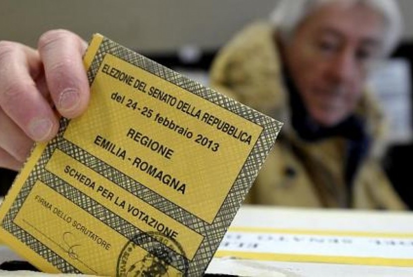 PEMILU ITALIA: Seorang warga, usai memilih, memasukkan surat suara ke dalam kotak suara.