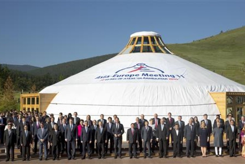 Pemimpin Asia dan Eropa berpose untuk foto kelompok dalam Konferensi Tingkat Tinggi Asia-Eropa (ASEM) ke-11 di Ulaanbaatar, Mongolia, Sabtu, 16 Juli 2016.