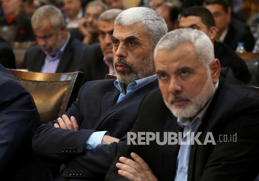 Pemimpin baru gerakan Hamas di Jalur Gaza Yahya Sinwar (kiri) dan pemimpin senior Hamas Sheikh Ismail Haniyah (kanan). 