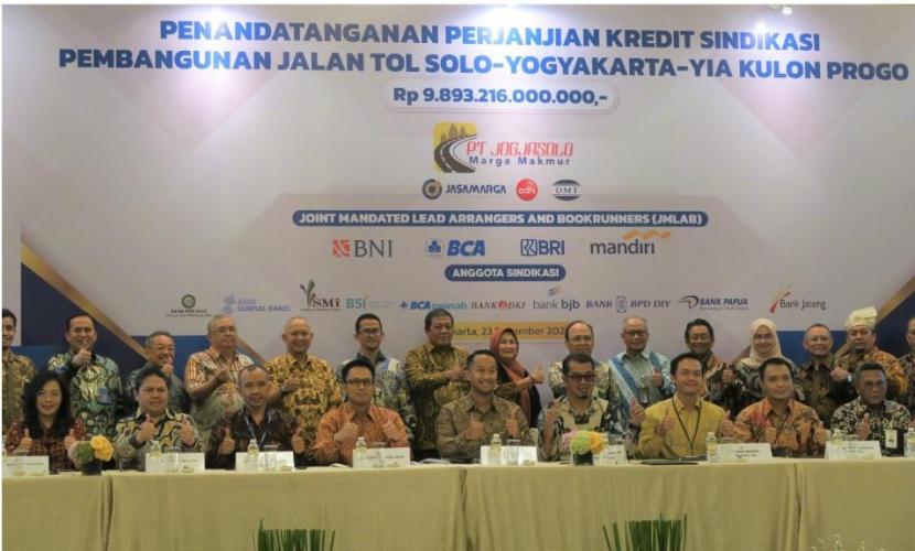 Pemimpin Cabang BCA Syariah Mangga Dua Whira Rahman (duduk ke 3 dari kiri) berphoto bersama dengan perwakilan bank peserta sindikasi pembiayaan usai penandatanganan kerjasama pembangunan Jalan Tol Solo Yogyakarta -YIA Kulon Progo, di Jakarta (23/12).