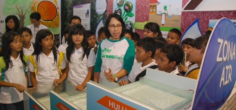 Pemimpin Danone Aqua Parmaningsih Hadinegoro sedang menjelaskan pengelolaan dan pemanfaatan air secara bijak dalam kehidupan sehari-hari kepada murid-murid SD yang berasal dari sekitar pabrik Aqua di Bekasi dan Bogor, Kamis (1/12) di Bentara Budaya Jakarta