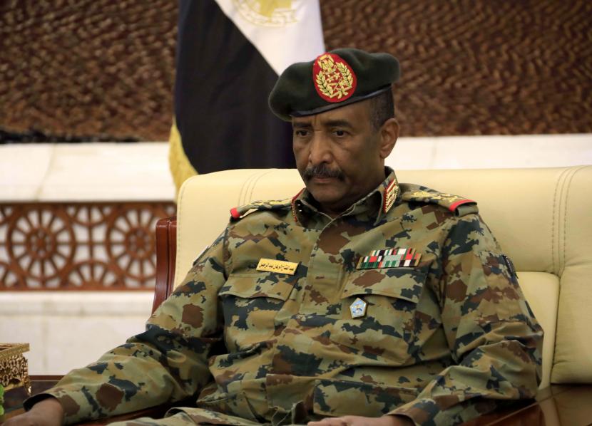Pemimpin dewan transisi Sudan, Letnan Jenderal Abdel Fattah Abdelrahman Burhan terlihat setelah dilantik sebagai Ketua Dewan transisi yang baru dibentuk di istana presiden di Khartoum, Sudan, 21 Agustus 2019 (diterbitkan kembali 25 Oktober 2021).