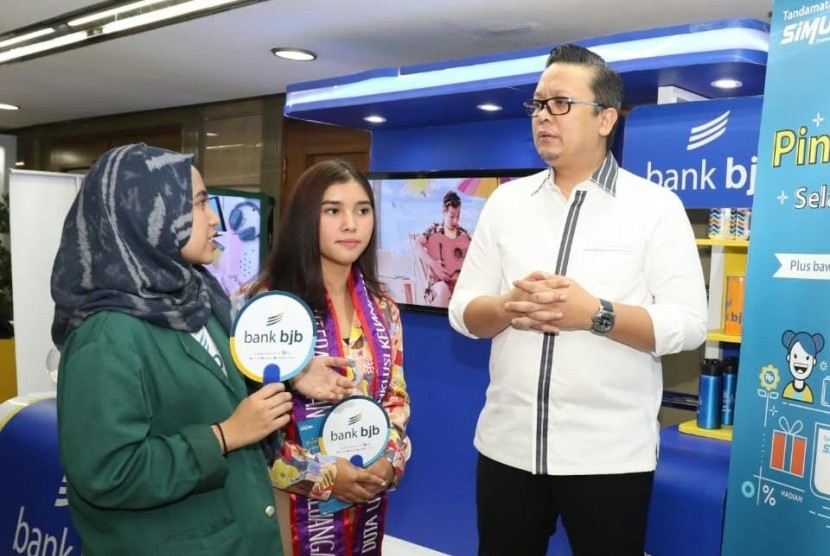 Pemimpin Divisi Dana dan Jasa konsumer Bank Bjb Hakim Putratama (kanan) berbincang dengan salah satu Duta literasi dan Inklusi Keuangan Azura Nur Azizah (tengah) dan mahasiswa dalam acara ‘AkSiMuda Menabung untuk Semua 2019’ di Auditorium BPPT, Thamrin, Jakarta, Selasa (30/7). 