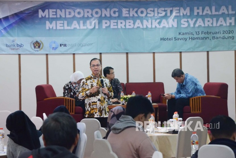 Pemimpin Divisi Penyelamatan dan Penyelesaian Pembiayaan Bank BJB Syariah Asep Syarifudin menyampaikan materi saat acara Bincang Media bertajuk Mendorong Ekosistem Halal Melalui Perbankan Syariah, di Kota Bandung, Rabu (13/2).