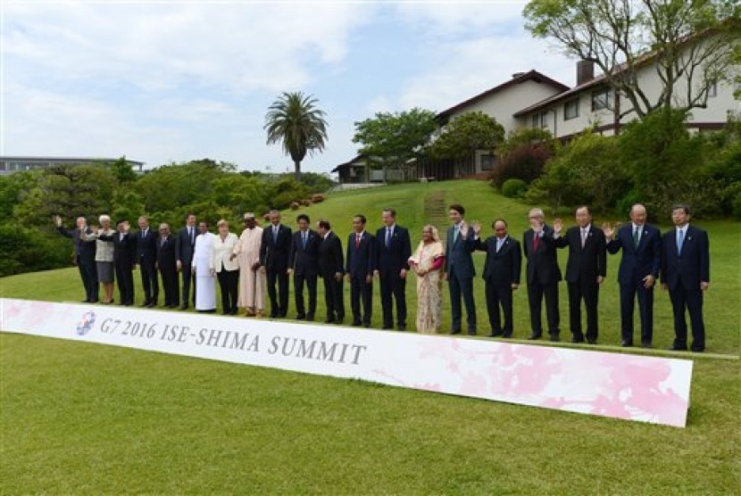 Pemimpin dunia berpose untuk foto dalam KTT G7 di Shima, Jepang, Jumat, 27 Mei 2016.