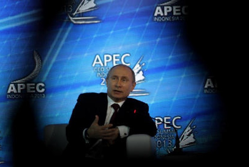 Pemimpin Ekonomi Rusia Presiden Vladimir Putin menyampaikan pidato kuncinya dalam dialog APEC CEO Summit 2013 di BICC, Nusa Dua, Bali, Senin (7/10/2013)