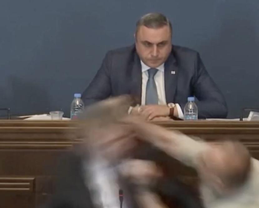 Pemimpin fraksi parlemen dari partai berkuasa Georgia, Georgian Dream, Mamuka Mdinaradze dipukul wajahnya oleh anggota parlemen oposisi Aleko Elisashvili, di Georgia, Senin (15/4).