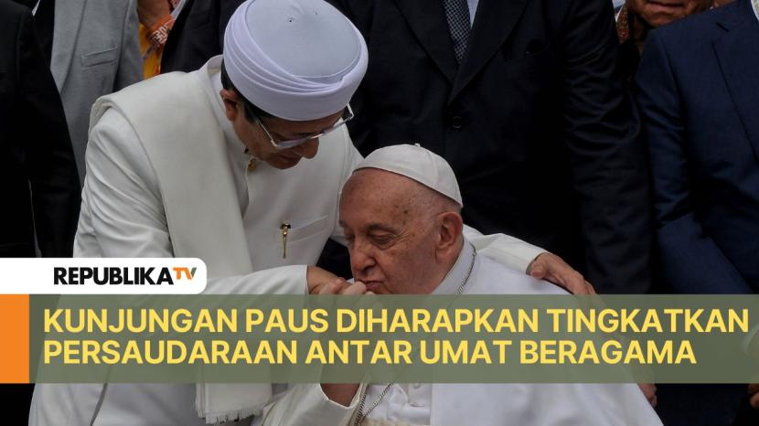 Pemimpin Gereja Katolik Dunia Paus Fransiskus mencium tangan Imam Besar Masjid Istiqlal Nasaruddin Umar berbincang saat menghadiri acara dialog lintas agama di Masjid Istiqlal, Jakarta, Kamis (5/9/2024).