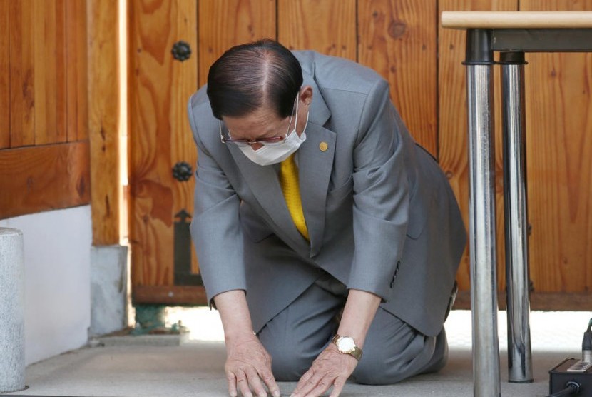 Pemimpin Gereja Shincheonji Lee Man-hee minta maaf karena jemaatnya sebar corona.