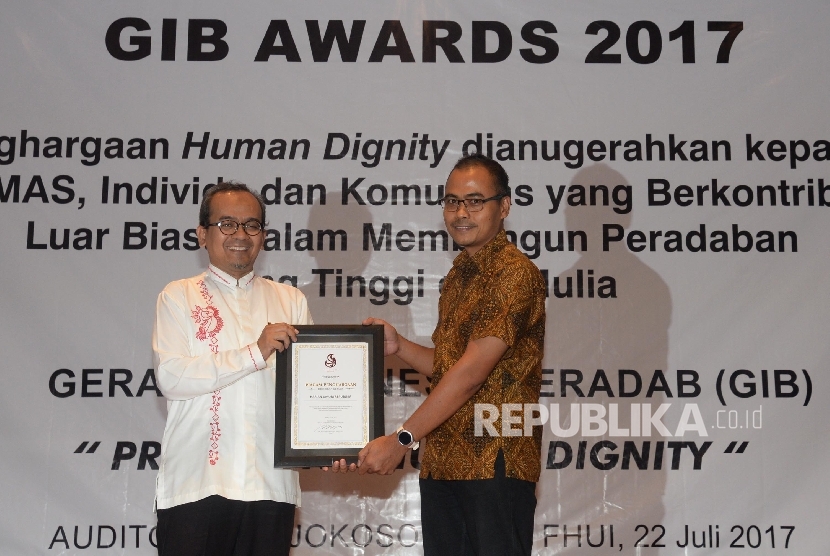 Pemimpin Harian Republika Irfan Djunaidi (kanan) menerima penghargaan Gerakan Indonesia Beradab (GIB) Award 2017 dari Presiden GIB Bagus Riyono di Auditorium Djokosoetono, Fakultas Hukum UI, Depok, Jabar, Sabtu (22/7).