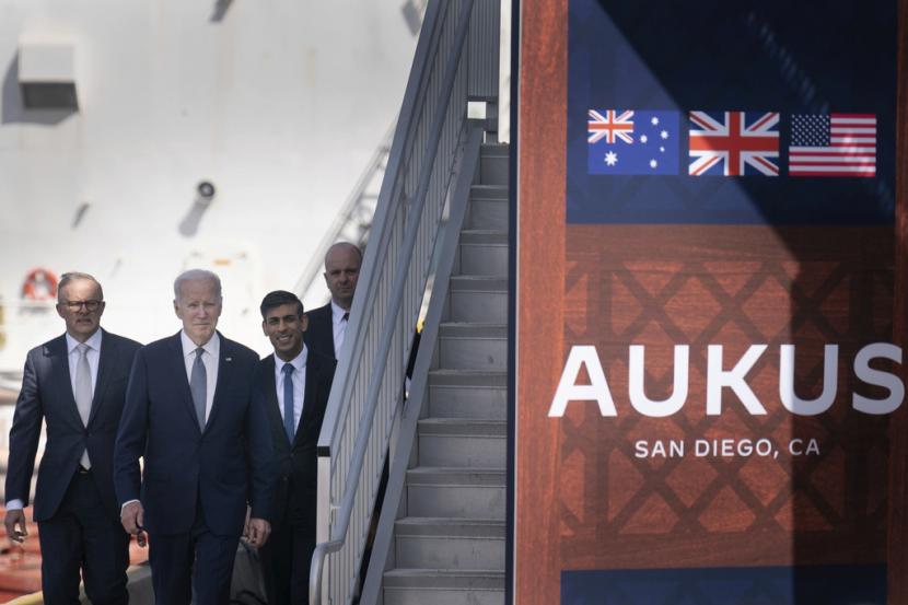 Pemimpin kelompok AUKUS, pakta keamanan trilateral antara Australia, Inggris, dan AS. Cina menyebut AUKUS merusak upaya ASEAN menciptakan zona bebas nuklir di Asia Tenggara.