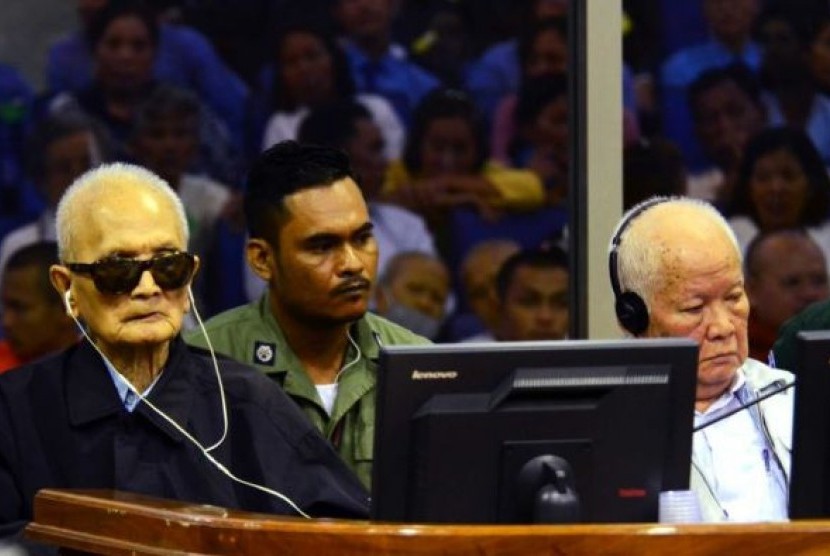 Pemimpin Khmer Merah Nuon Chea (92 tahun) dan mantan presiden Khieu Samphan (87) telah didakwa.