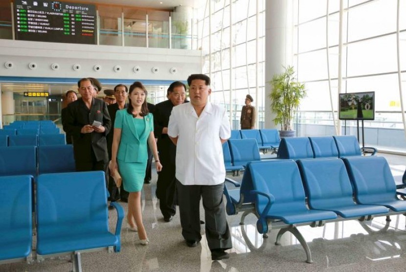 Pemimpin Korea Utara Kim Jong Un bersama istrinya meninjau bandara baru, Sunan International Airport di Pyongyang.