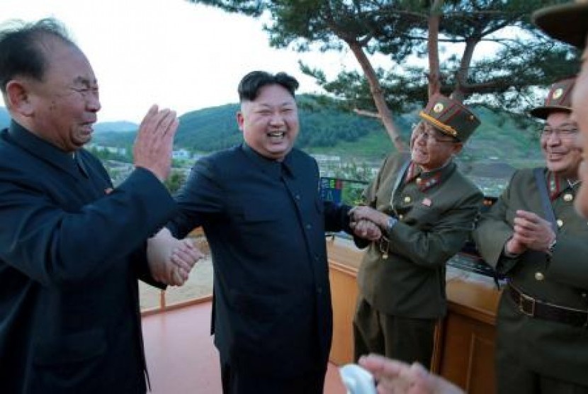 Pemimpin Korea Utara Kim Jong-un bersama Ri Pyong-chol (kiri) pada 15 Mei 2017.
