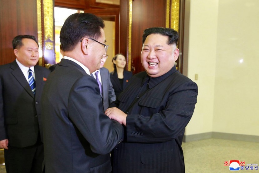 Pemimpin Korea Utara Kim Jong-un bertemu dengan Direktur Keamanan Nasional Korea Selatan Chung Eui-yong pada 5 Maret 2018. 