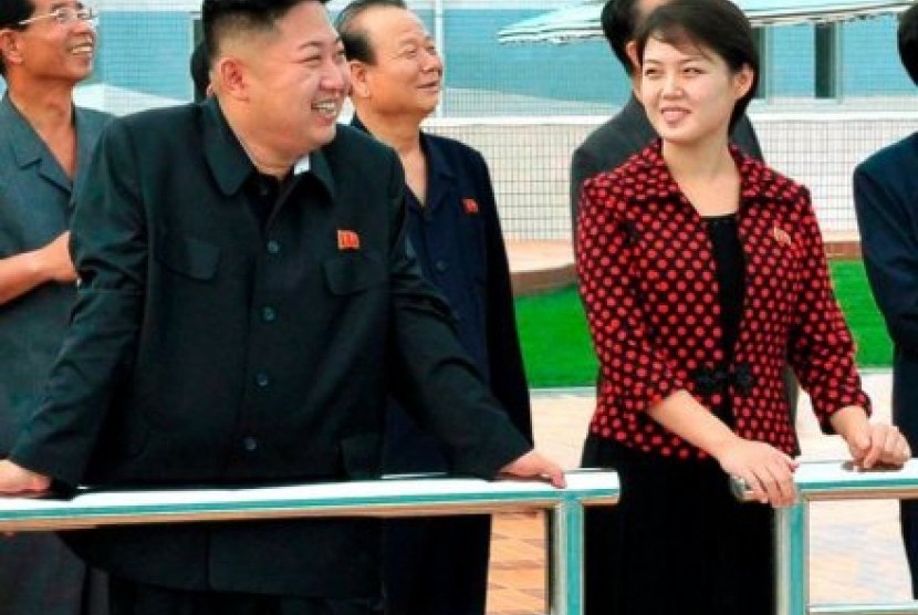 Pemimpin Korea Utara Kim Jong-Un dan seorang wanita yang diidentifikasi sebagai isterinya Ri Sol-Ju.