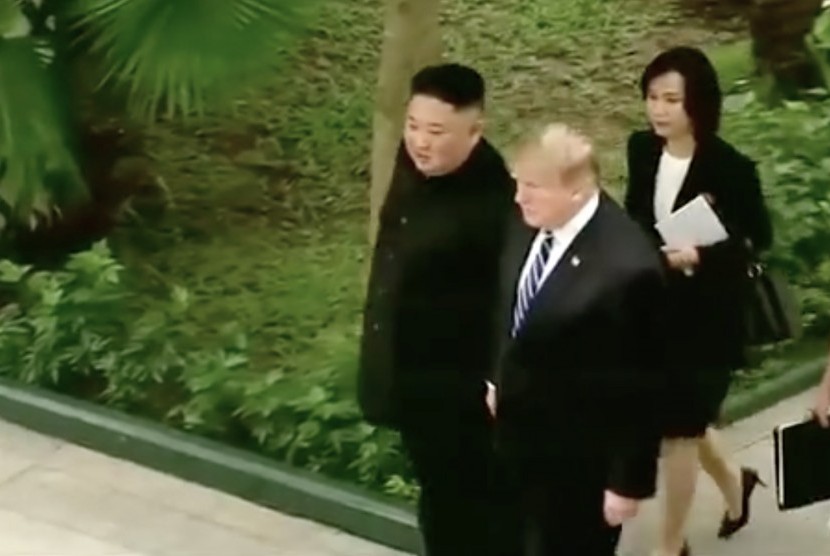 Pemimpin Korea Utara, Kim Jong Un (Depan Kiri) dan Presiden AS, Donald Trump (Depan Kanan)