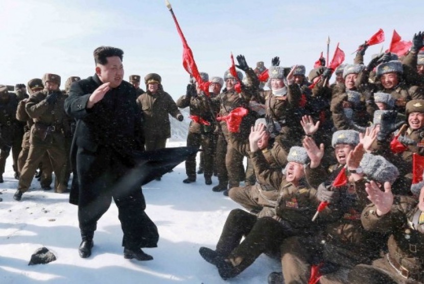 Pemimpin Korea Utara Kim Jong-Un di gunung tertinggi di negaranya.