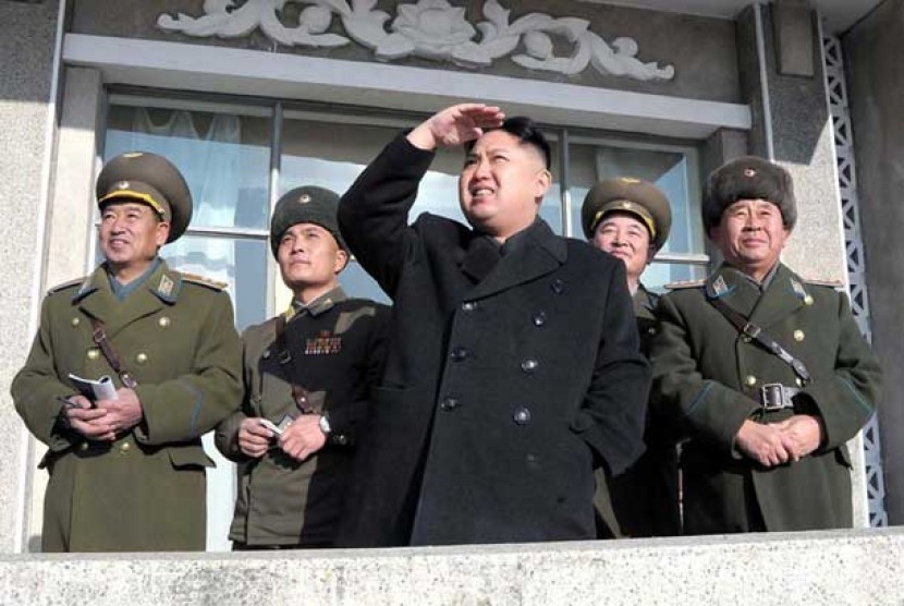  Pemimpin Korea Utara Kim Jong Un didampingi oleh sejumlah perwira militer menyaksikan latihan militer  di sebuah pangkalan udara Korea Utara.
