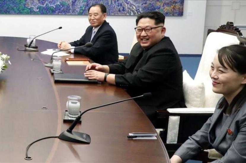 Pemimpin Korea Utara Kim Jong Un (kedua dari kanan) dan adik perempuannya, Kim Yo Jong (kanan).