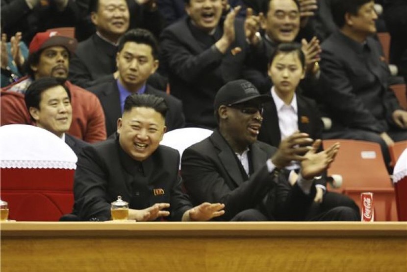 Pemimpin Korea Utara, Kim Jong-un (kiri), bersama mantan bintang NBA, Dennis Rodman, menonton laga eksibisi basket di Pyongyang, Korea Utara, pada 28 Februari.