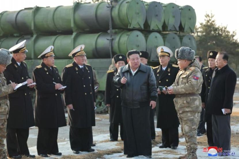 Pemimpin Korea Utara Kim Jong-un memandu uji coba penembakan rudal darat-ke-laut Padasuri-6, Rabu (14/2/2024).