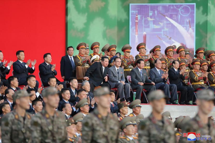 Pemimpin Korea Utara Kim Jong Un menyaksikan prajurit memamerkan aksi ekstrem dalam pameran pertahanan. 