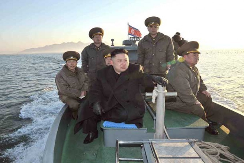  Pemimpin Korea Utara Kim Jong Un naik perahu menuju Detasemen Pertahanan Islet Wolnae, Korea Utara, dekat perbatasan laut barat dengan Korea Selatan.