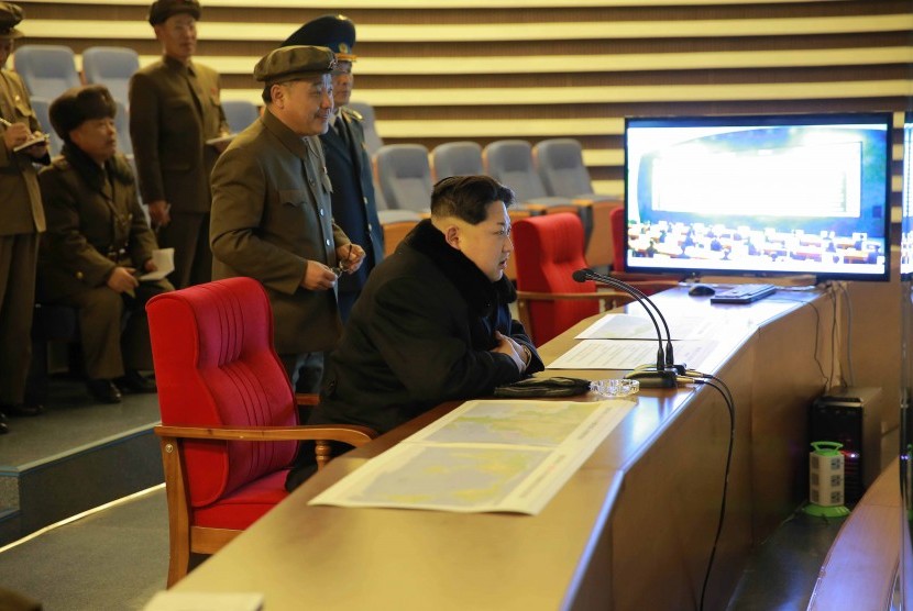 Pemimpin Korea Utara Kim Jong-un saat menonton 'Kwangmyongsong-4' satelit yang diluncurkan di sebuah tempat yang dirahasiakan, Korea Utara , 7 Februari 2016.