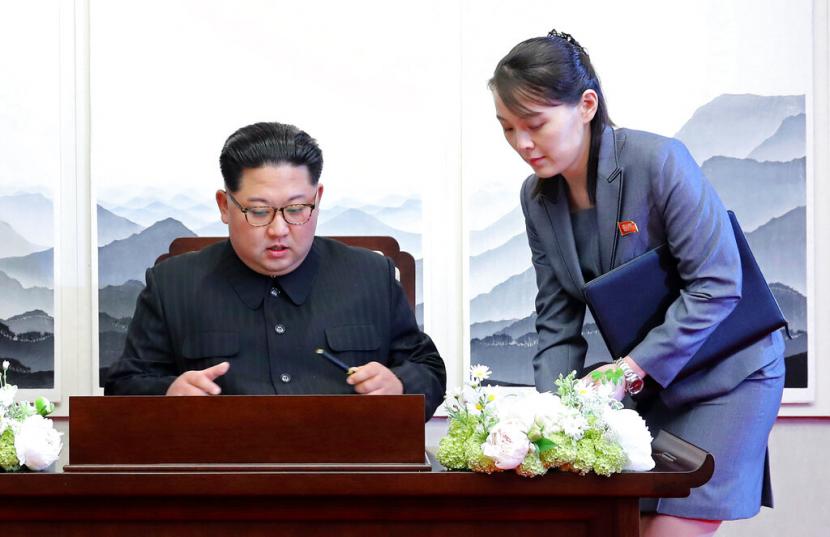 Pemimpin Korea Utara, Kim Jong-un, tampak dalam foto tahun 2018 bersama adiknya Kim Yo-jong. Yo-jong disebut sangat mungkin menggantikan posisi Jong-un jika sesuatu terjadi padanya.