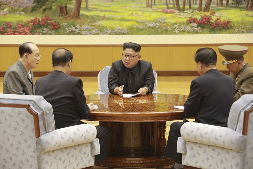 Pemimpin Korea Utara Kim Jong Un (tengah) saat mengadakan pertemuan presidium partai berkuasa. Korea Utara mengklaim 'kesuksesan sempurna' untuk uji coba nuklirnya yang paling kuat sejauh ini. 