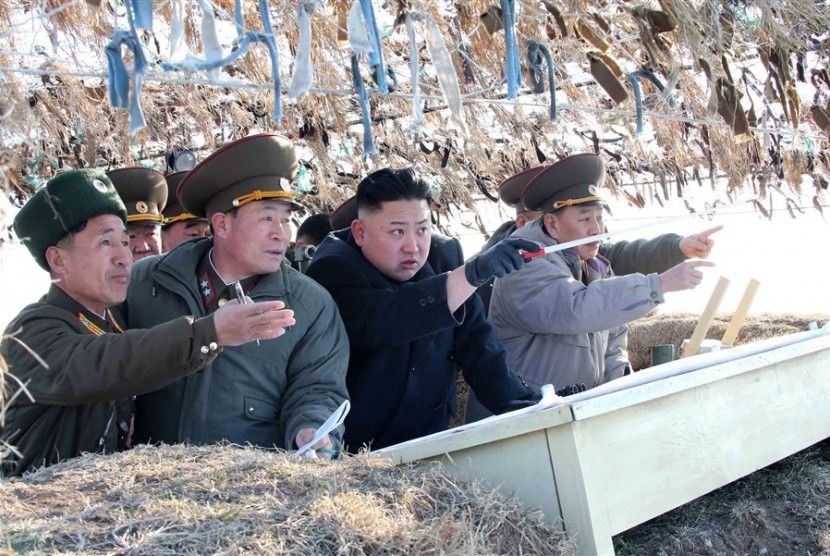 Pemimpin Korea Utara, Kim Jong-un (tengah) saat mengunjungi  Detasemen Perthanan Wolnae Islet di sektor barat garis depan yang berhadapan dengan  Pulau Baengnyong, Korea Selatan.