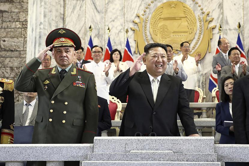 Pemimpin Korea Utara (Korut) Kim Jong-un bersama Menteri Pertahanan Rusia, Sergei Shoigu