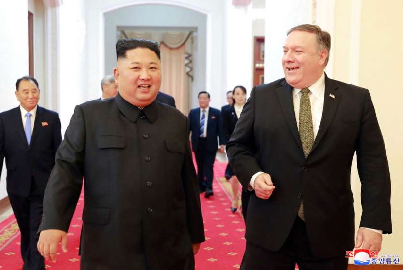 Pemimpin Korea Utara (Korut) Kim Jong-un bertemu dengan Menteri Luar Negeri Amerika Serikat (AS) Mike Pompeo di Pyongyang, Korut, Ahad (7/10). 