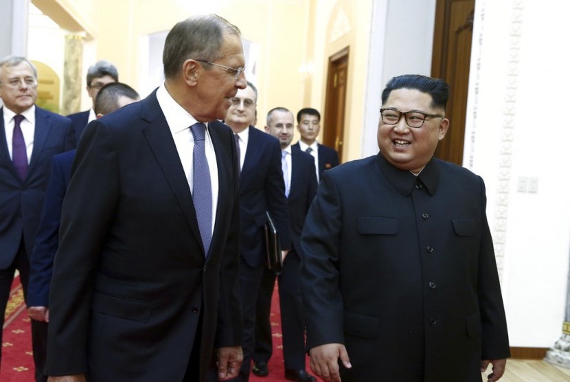 Pemimpin Korea Utara (Korut) Kim Jong-un (kanan) dan Menteri Luar Negeri Rusia Sergey Lavrov saat bertemu di Pyongyang, Korut, Kamis (31/5).