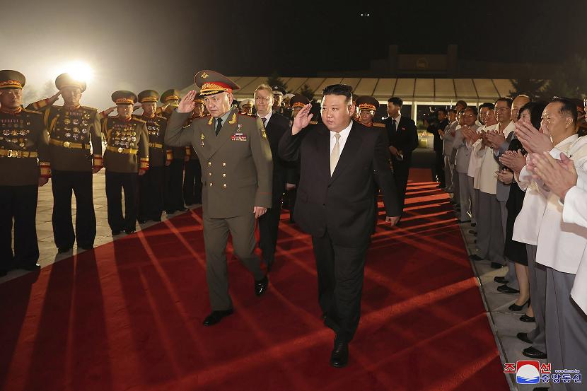 Pemimpin Korea Utara (Korut) Kim Jong-un menerima kunjungan Menteri Pertahanan Rusia Sergei Shoigu, Rabu (26/7/2023).