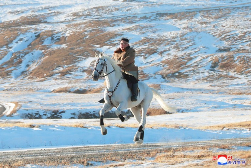 Pemimpin Korea Utara (Korut) Kim Jong-un mengendarai seekor kuda putih di Gunung Paektu, Korut. Foto dirilis pada Rabu (16/10).