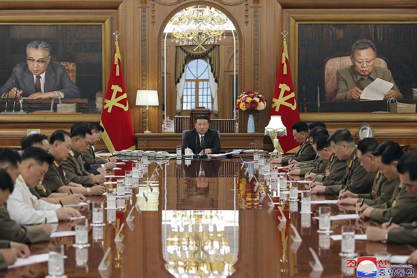 Pemimpin Korea Utara (Korut) Kim Jong-un mengganti jenderalnya dan memerintahkan persiapan kemungkinan perang. 