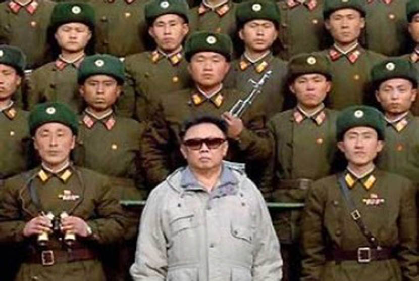 Pemimpin Korea Utara Kim Jong Un menggunakan teropong untuk melihat wilayah Selatan dari pos pengamatan militer di wilayah perbatasan Korut dan Korsel.