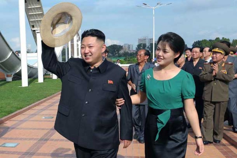   Pemimpin Korut Kim Jong Un didampingi isteri Ri Sol Ju.